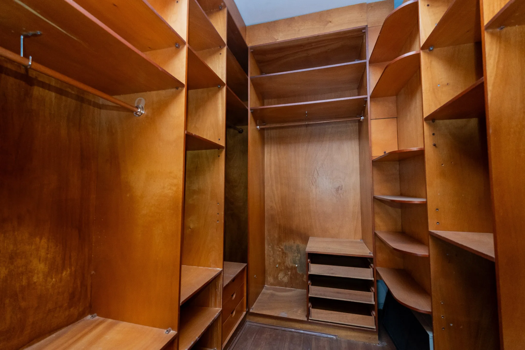 Apartamento à venda no Edifício Senador, Centro - 173 m², 3 quartos sendo (1 suíte com closet), lareira e 2 vagas cobertas. - 18