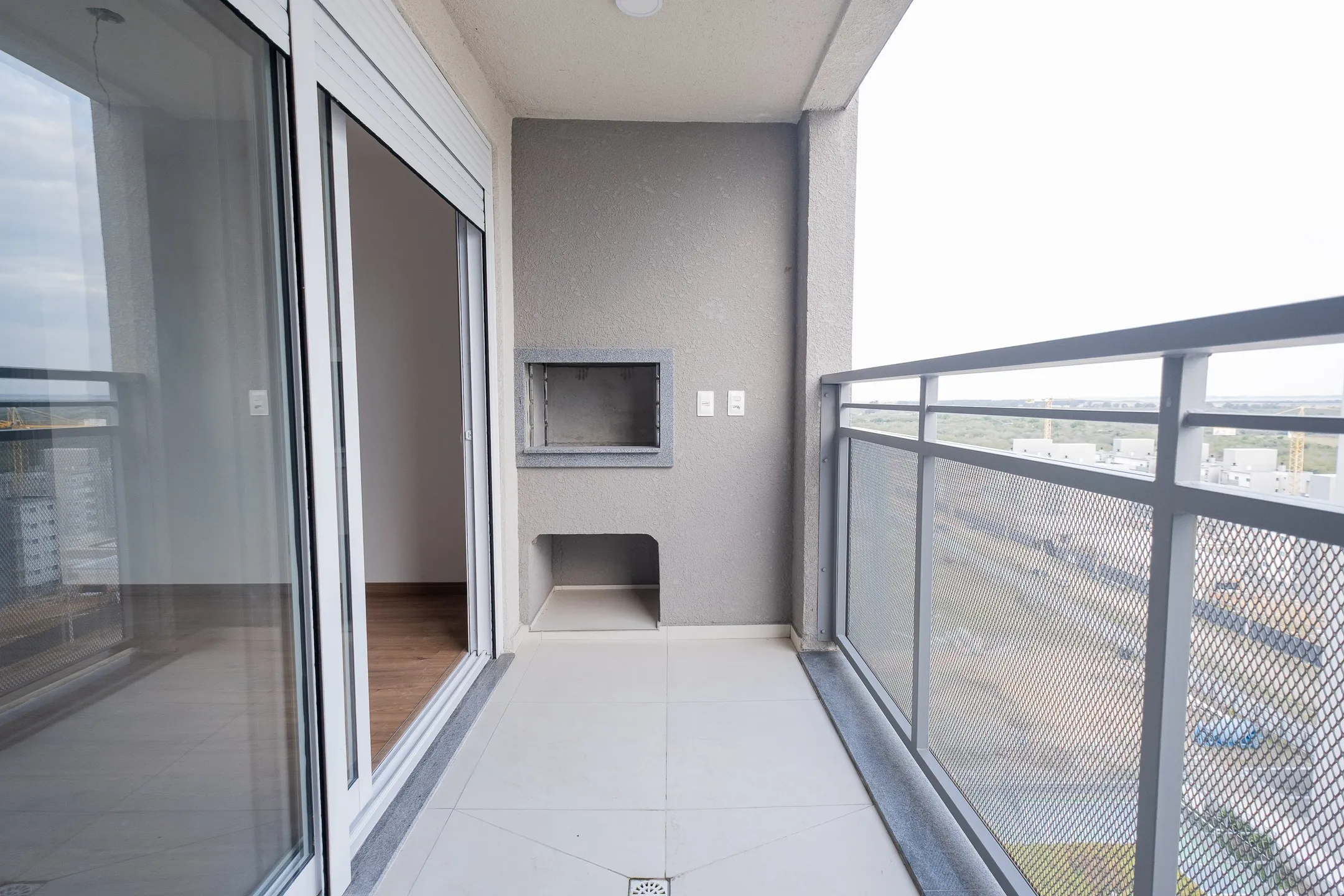 Apartamento à venda no Smart Connection, Areal - 62 m², 2 quartos (sendo 1 suíte), andar alto, sacada com churrasqueira e 2 vagas. - 10