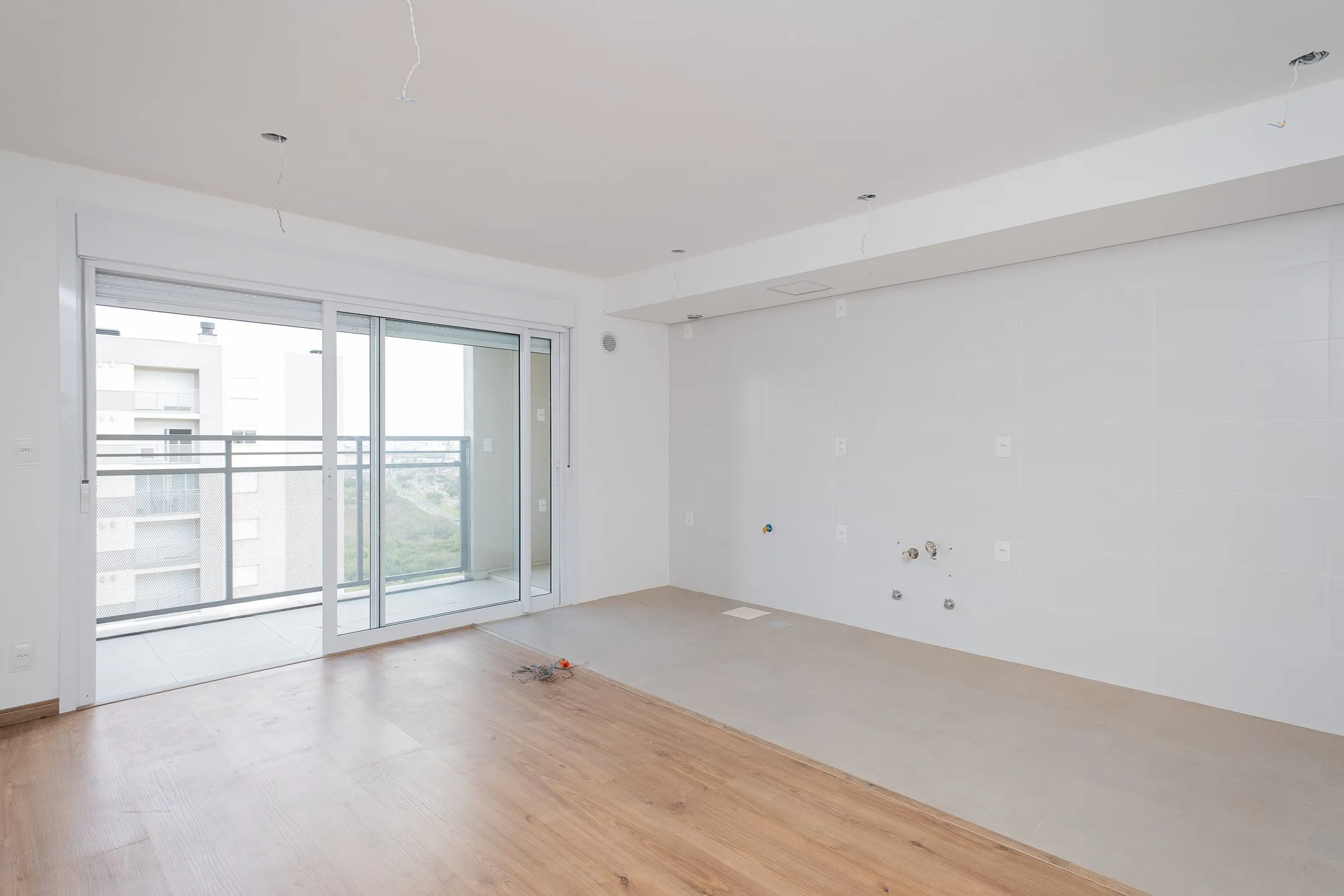 Apartamento à venda no Smart Connection, Areal - 62 m², 2 quartos (sendo 1 suíte), andar alto, sacada com churrasqueira e 2 vagas.
