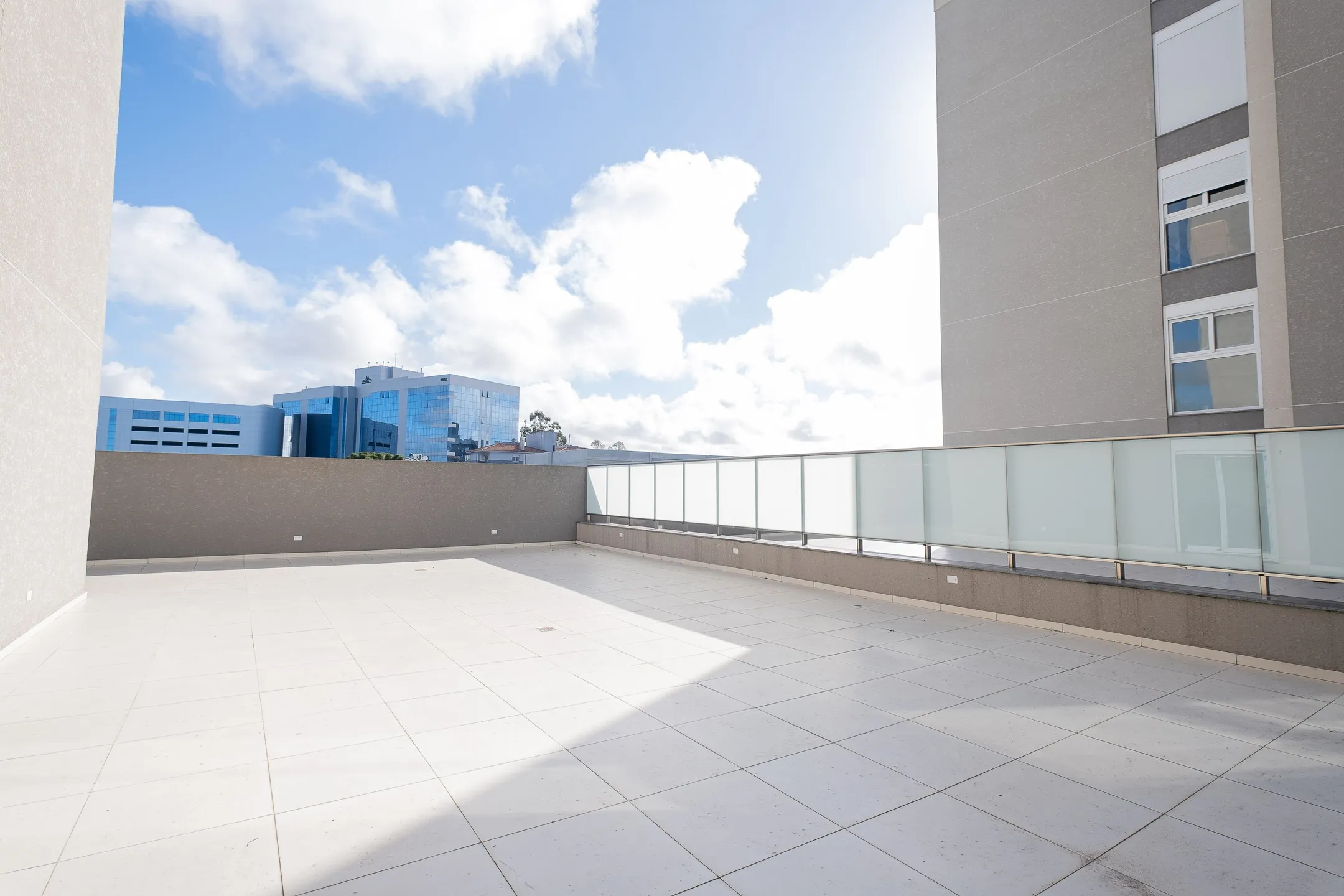 Apartamento garden à venda no Amália, Três Vendas - 75 m², 3 quartos (sendo 1 suíte), sol da manhã, churrasqueira e 2 vagas cobertas. - 14