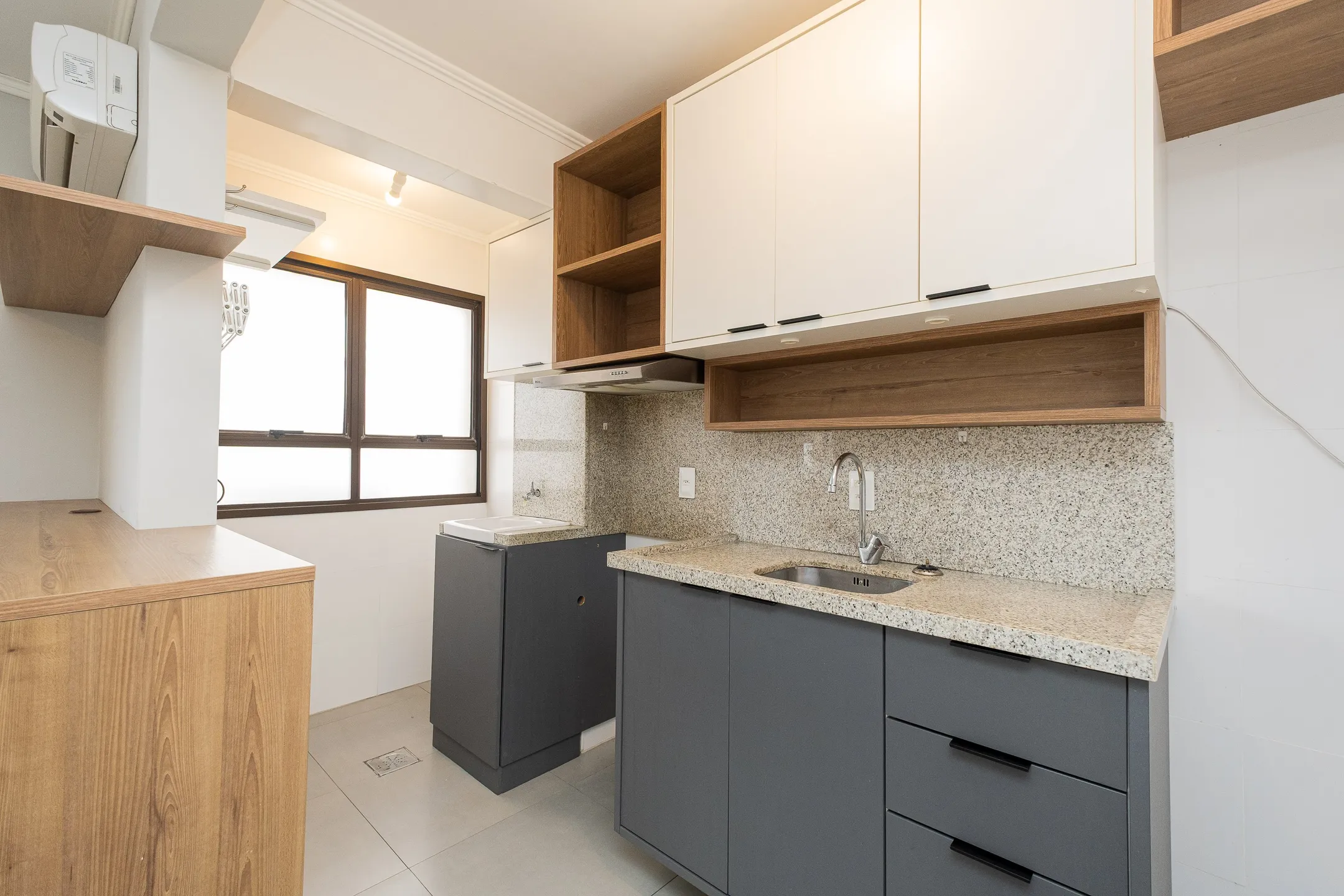 Apartamento mobiliado para locação na Rua Argolo, Centro de Pelotas, com 2 quartos, vaga de garagem e pronto para morar.