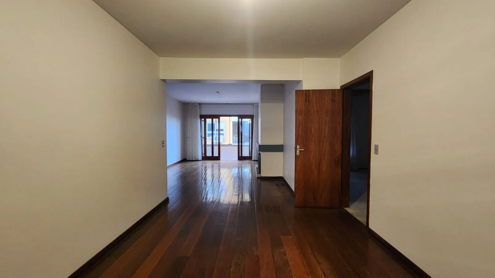 Apartamento à venda no Edifício Acapulco, Centro - 155 m², 3 quartos (sendo 1 suíte com banheira e closet), lareira e próximo à Dom Joaquim.