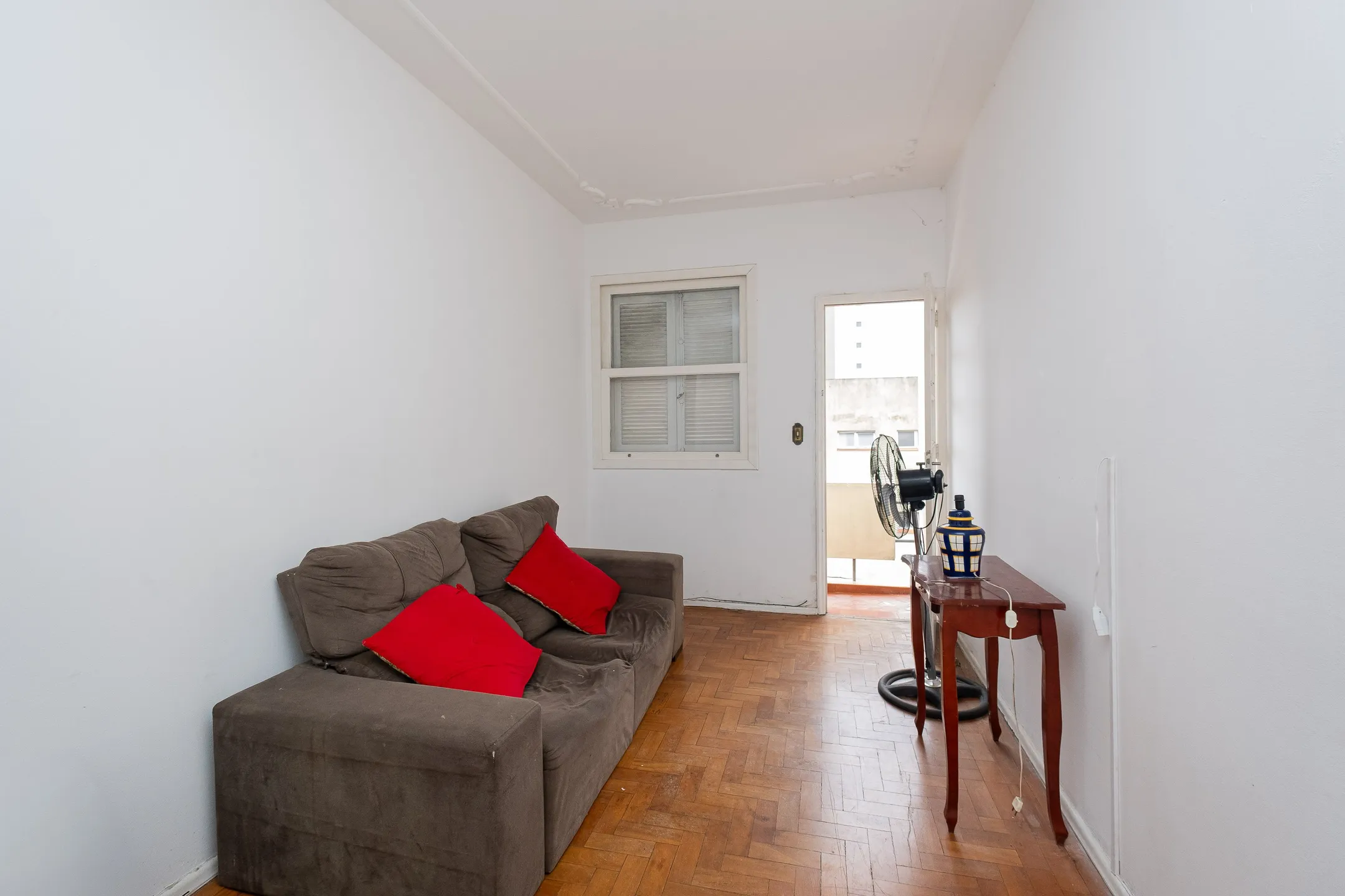 Apartamento para locação na Rua Marechal Deodoro, Centro de Pelotas, com 1 quarto, área de serviço separada e excelente localização.