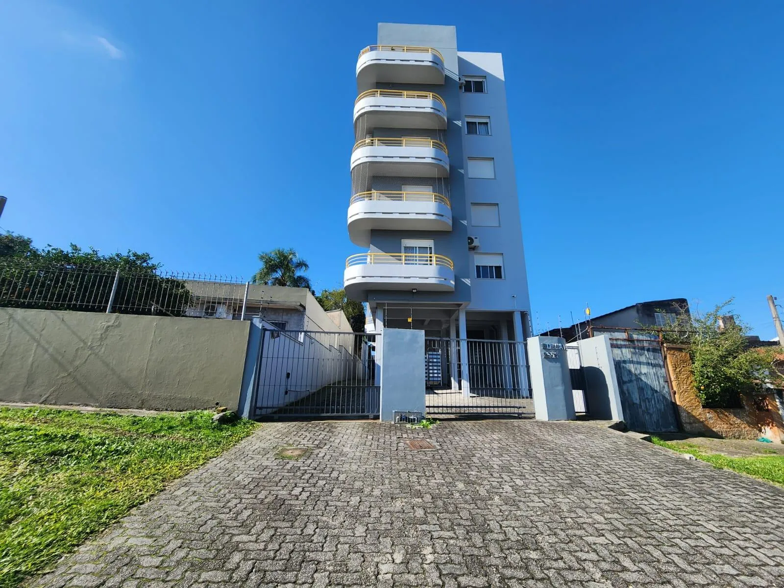 Apartamento à venda no Edifício Via Veneto, Areal - 100 m², 2 quartos (sendo 1 suíte), lareira, sacada com churrasqueira e móveis planejados. - 12