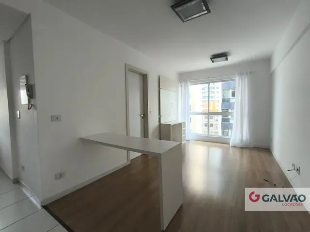 Apartamento 1 quarto e 1 banheiro, para alugar, no bairro Centro em Curitiba