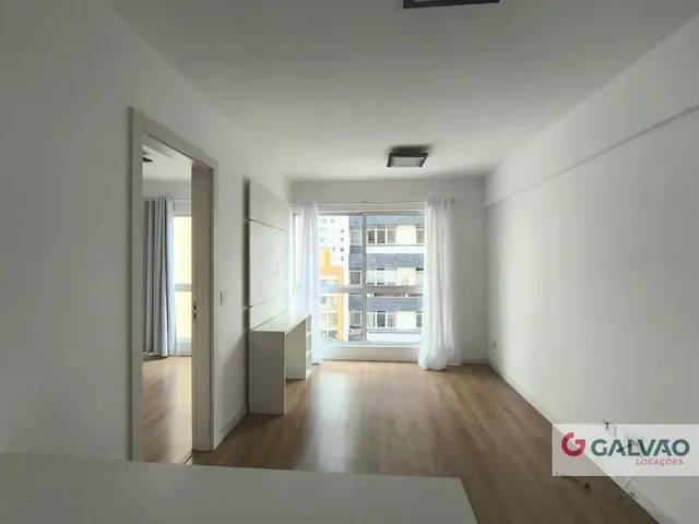 Apartamento 1 quarto e 1 banheiro, para alugar, no bairro Centro em Curitiba