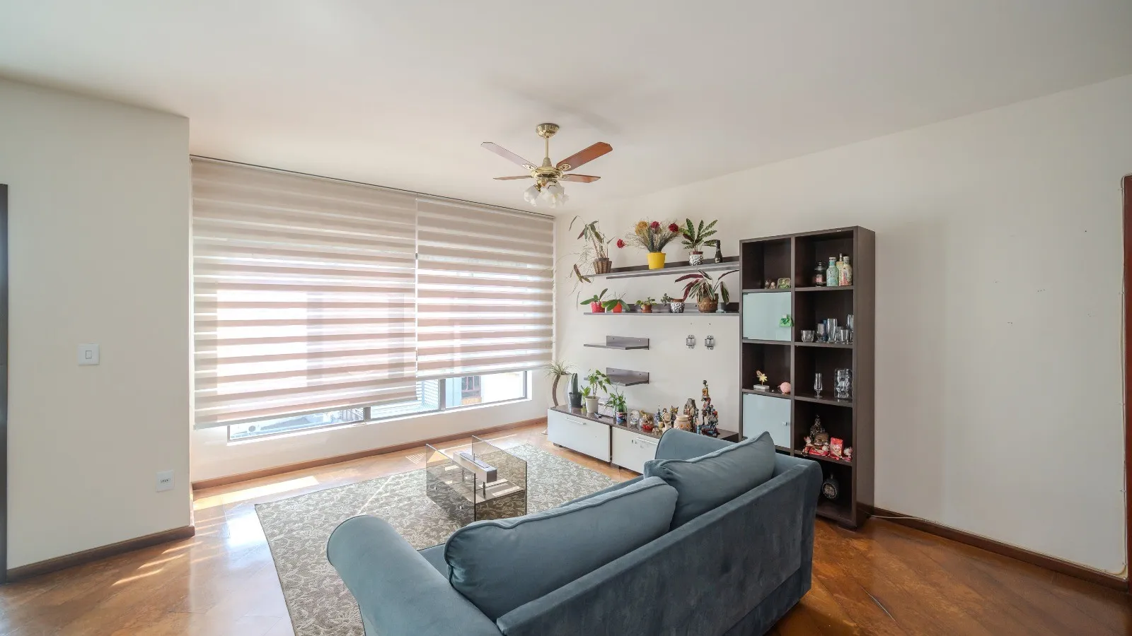 Apartamento semimobiliado à venda no Ed. Visconde Magalhães, Centro - 178 m², 3 quartos (sendo 1 suíte), churrasqueira e vaga coberta.