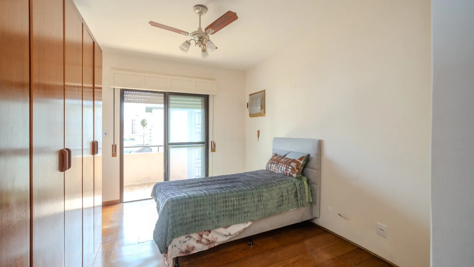 Apartamento semimobiliado à venda no Ed. Visconde Magalhães, Centro - 178 m², 3 quartos (sendo 1 suíte), churrasqueira e vaga coberta. - 10