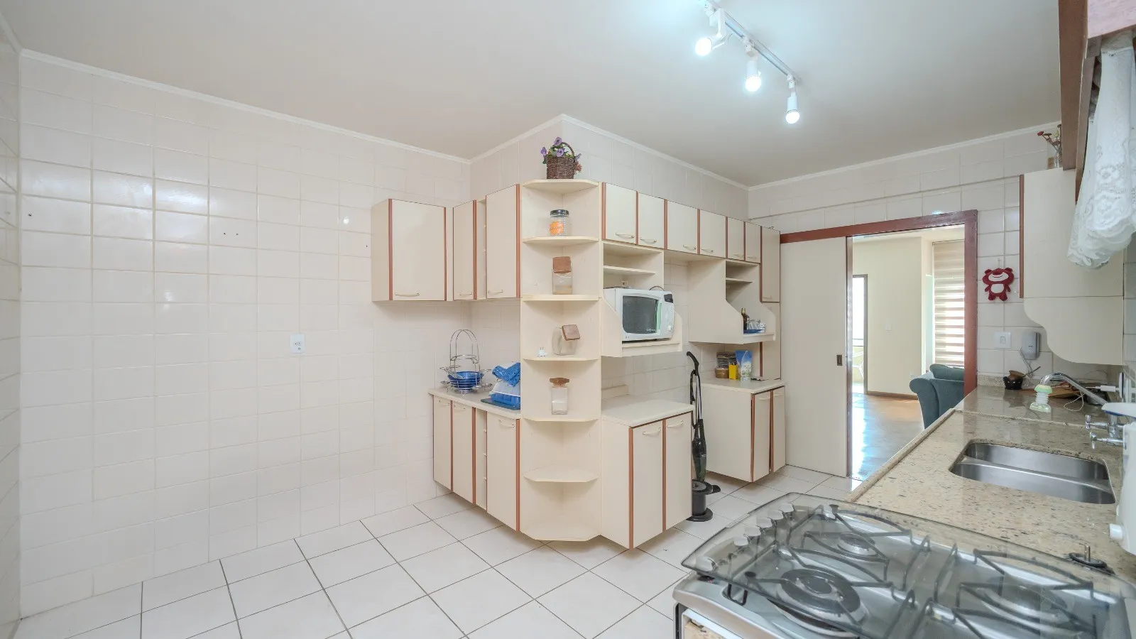 Apartamento semimobiliado à venda no Ed. Visconde Magalhães, Centro - 178 m², 3 quartos (sendo 1 suíte), churrasqueira e vaga coberta. - 6