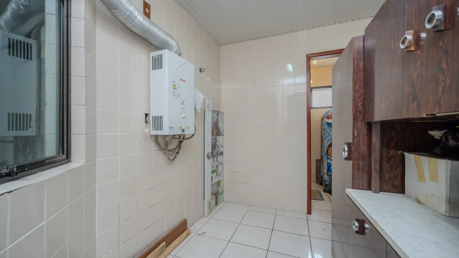 Apartamento semimobiliado à venda no Ed. Visconde Magalhães, Centro - 178 m², 3 quartos (sendo 1 suíte), churrasqueira e vaga coberta. - 12