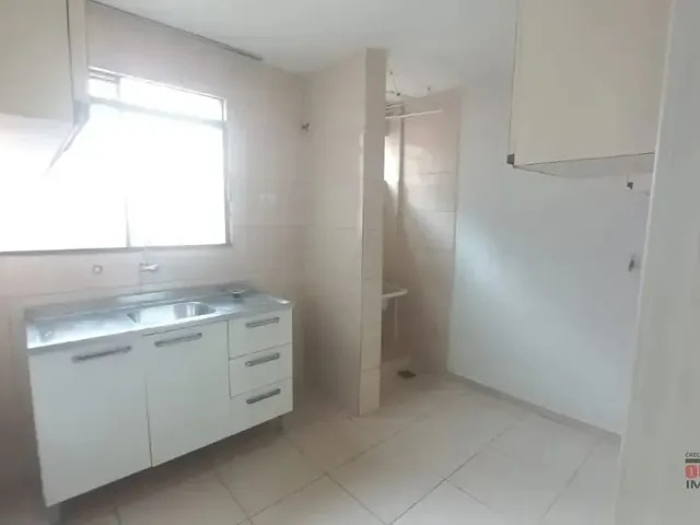 Apartamento 2 quartos e 1 banheiro, para alugar, no bairro Novo Mundo em Curitiba