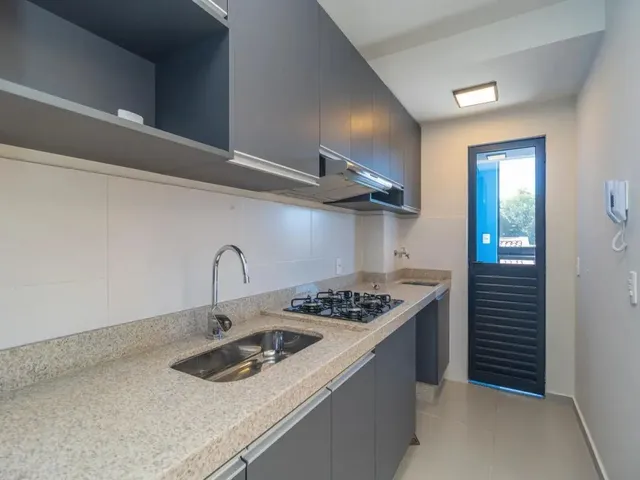 Apartamento 2 quartos e 1 banheiro, para alugar, no bairro Campo Comprido em Curitiba