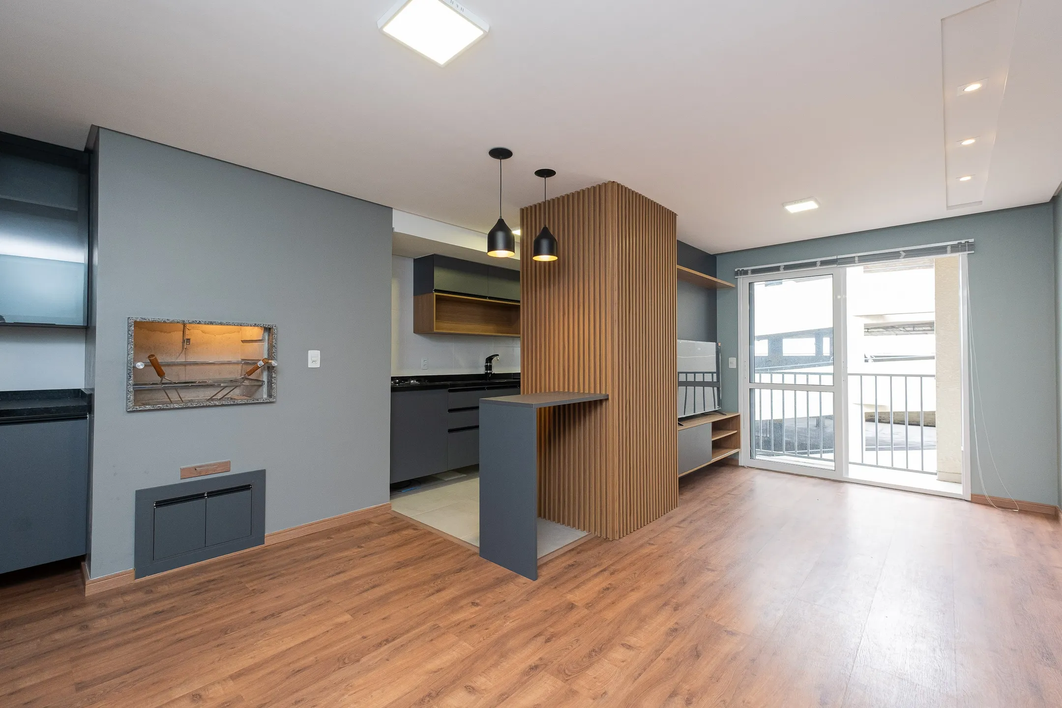 Apartamento semimobiliado à venda no Acqua Residence Club, Três Vendas - 65 m², 2 quartos, com móveis planejados e sacada.