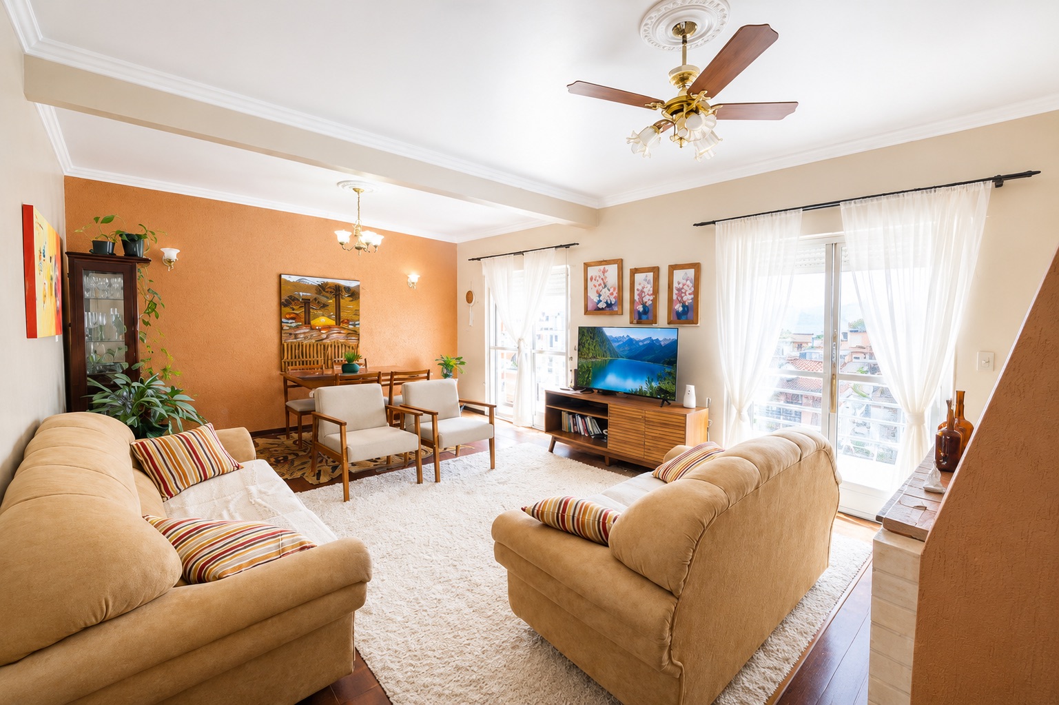 Apartamento à venda no centro de Pelotas - 101 m²,2 quartos (sendo 1 com closet), lareira, sacada com face leste e vaga de garagem.