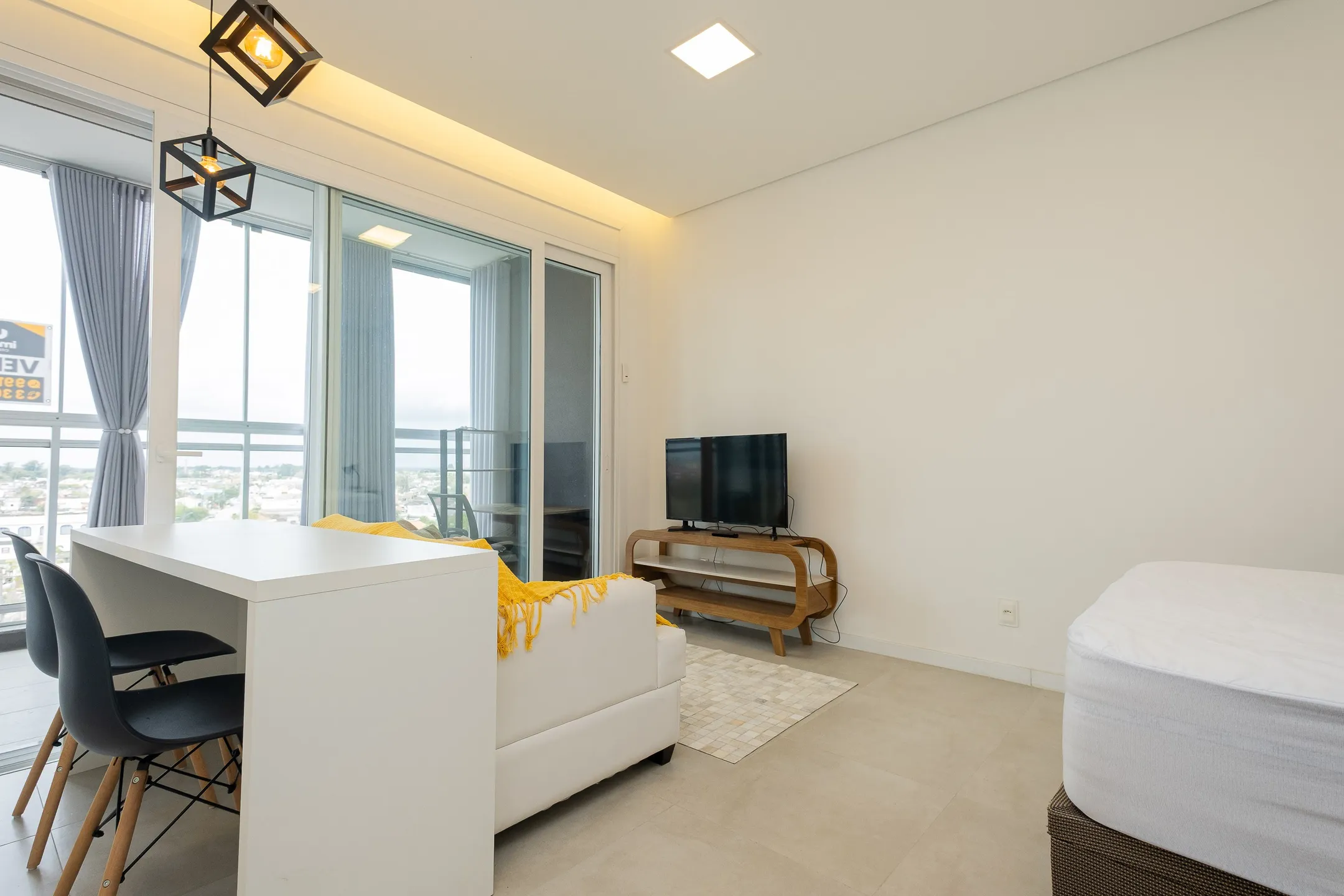 Apartamento mobiliado à venda no Studio Xavante, Centro - 43 m², 1 quarto, cozinha planejada e andar alto com face leste.