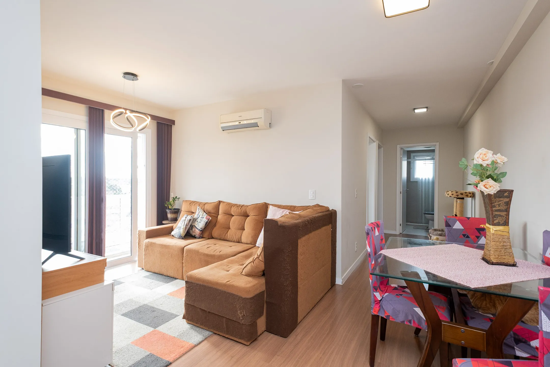 Apartamento à venda no Viver Quartier, Três Vendas - 69 m², 2 quartos (sendo 1 suíte) e sacada com face noroeste.