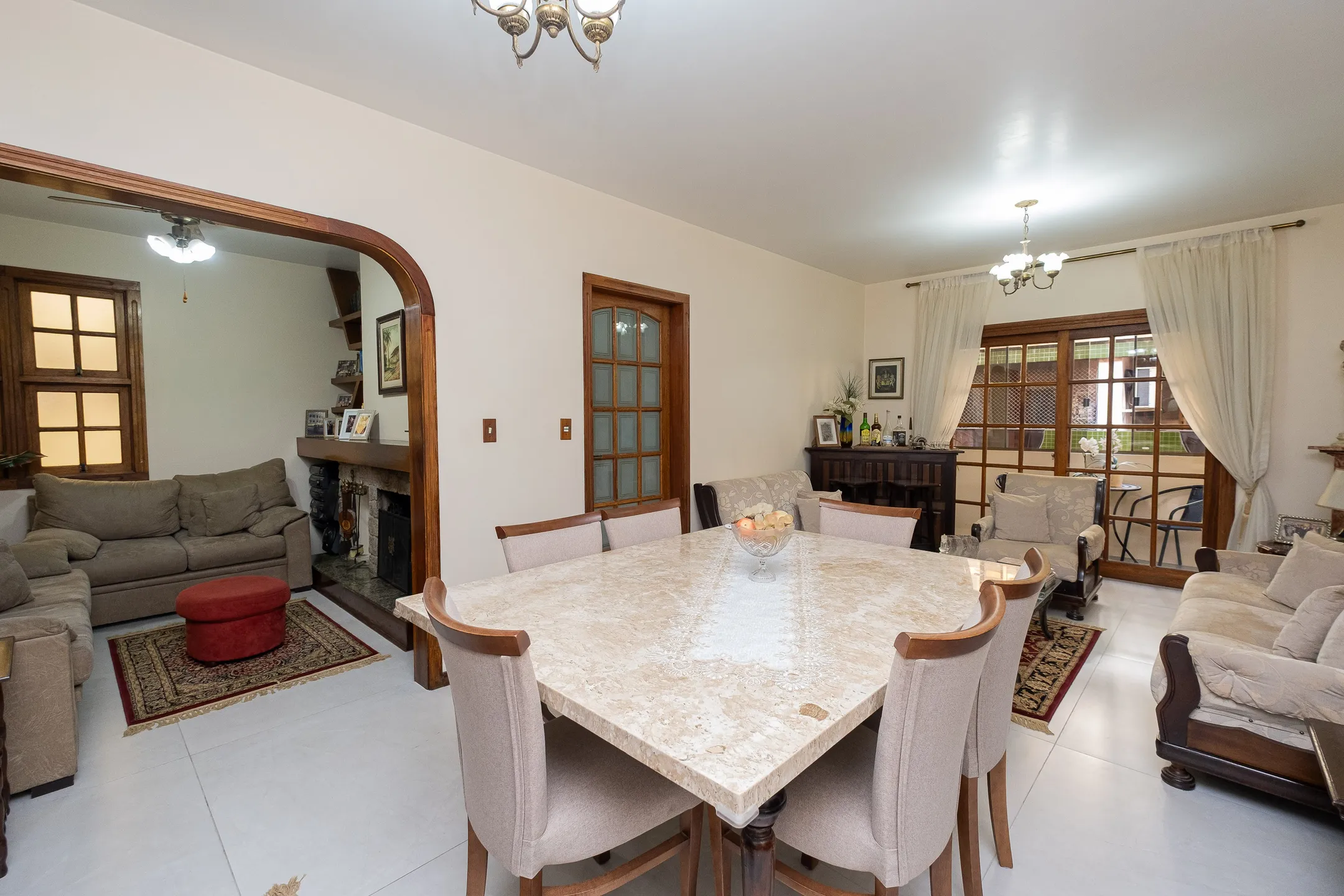 Apartamento à venda no Ed. San Francisco, Centro - 176 m², 3 quartos (sendo 1 suíte), cozinha planejada e lareira.