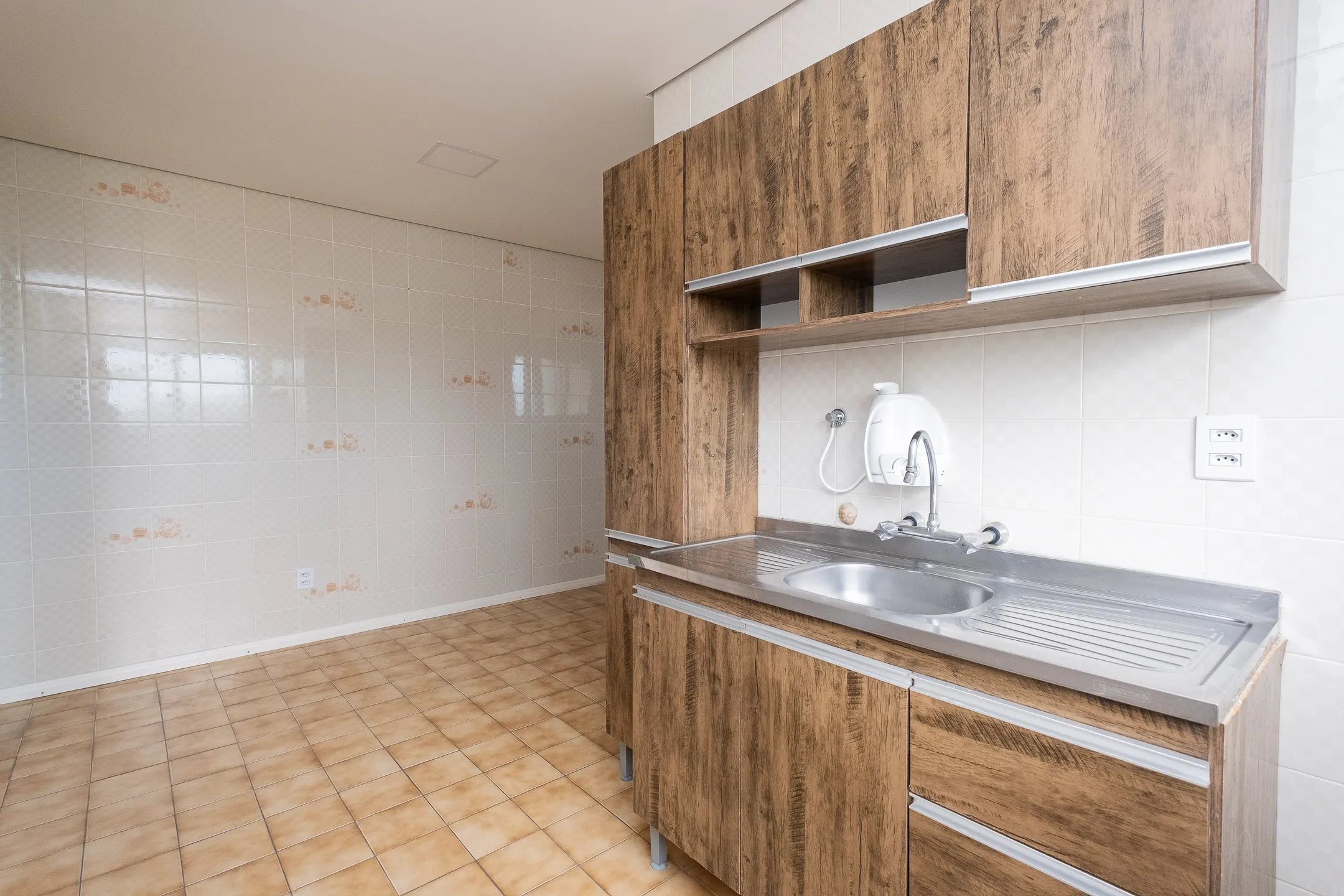Apartamento semi mobiliado para locação no Centro de Pelotas, na Rua Almirante Barroso, com cozinha modulada e excelente localização