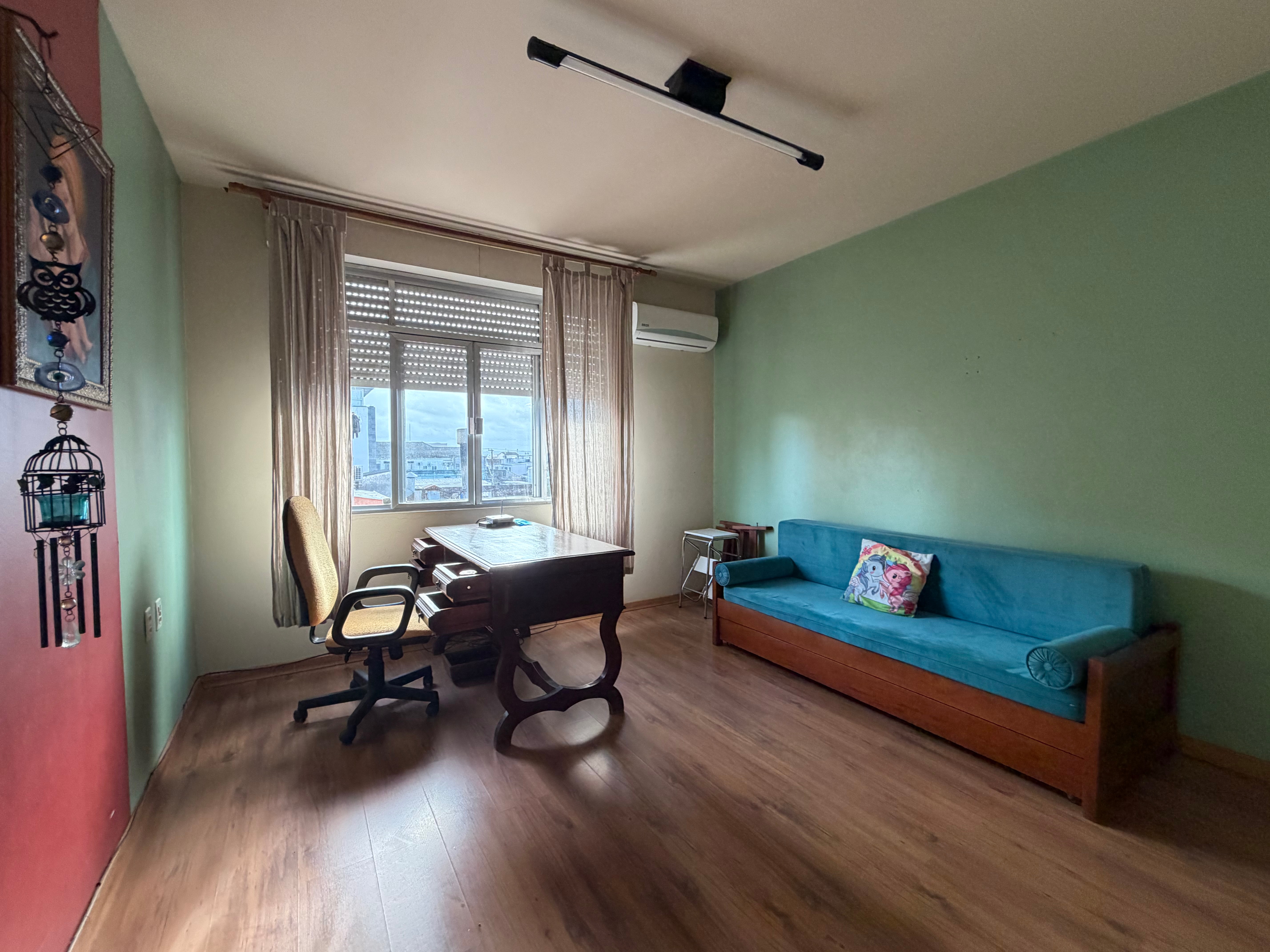 Apartamento à venda na Santa Tecla, Centro - 250 m², 3 quartos (sendo 1 suíte), lareira e prédio com apenas 2 unidades.