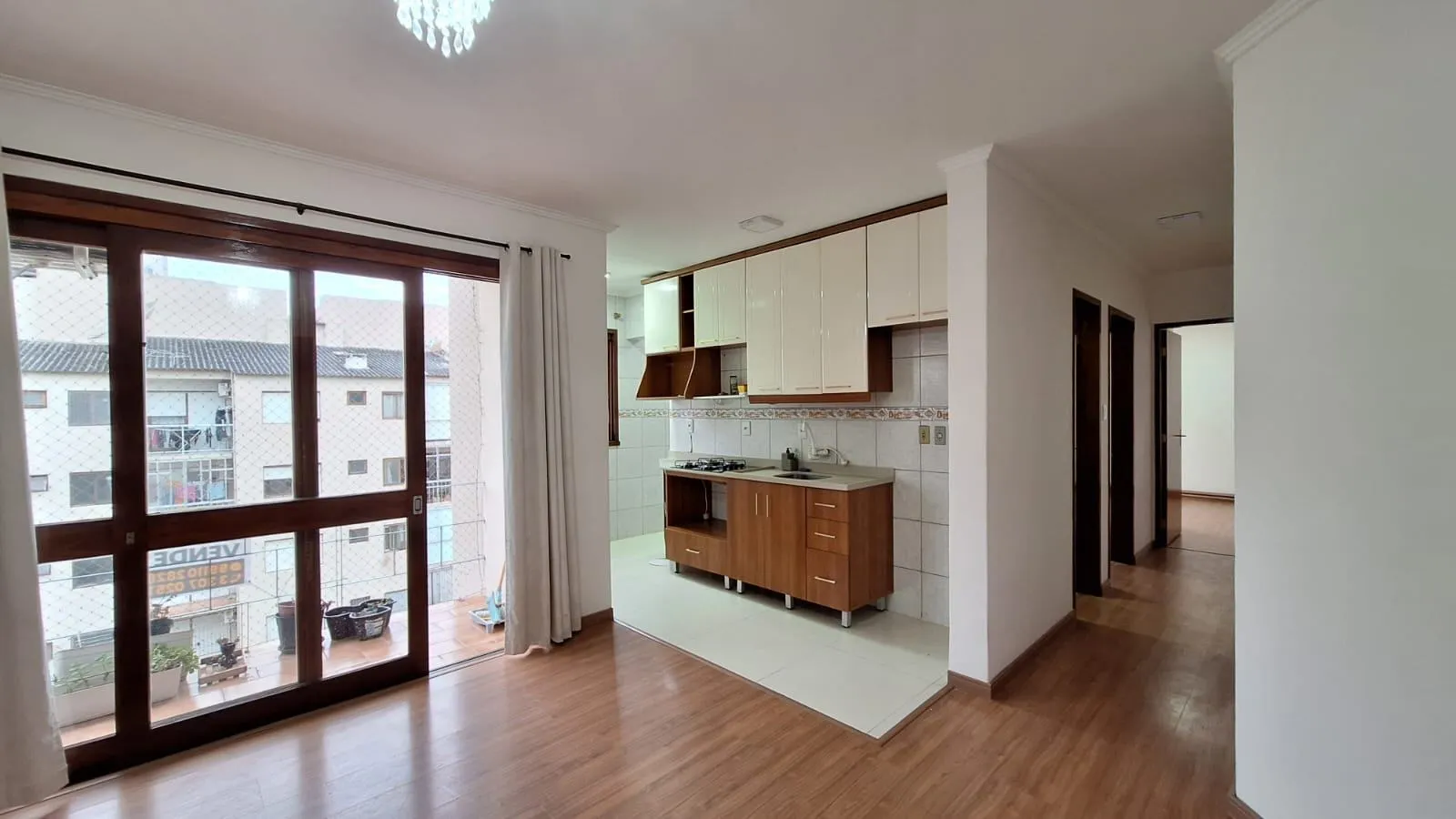 Apartamento reformado à venda no Condomínio Rua Brasil I, Centro, Pelotas - 71 m², 2 quartos, 2 sacadas com sol da manhã e vaga coberta.