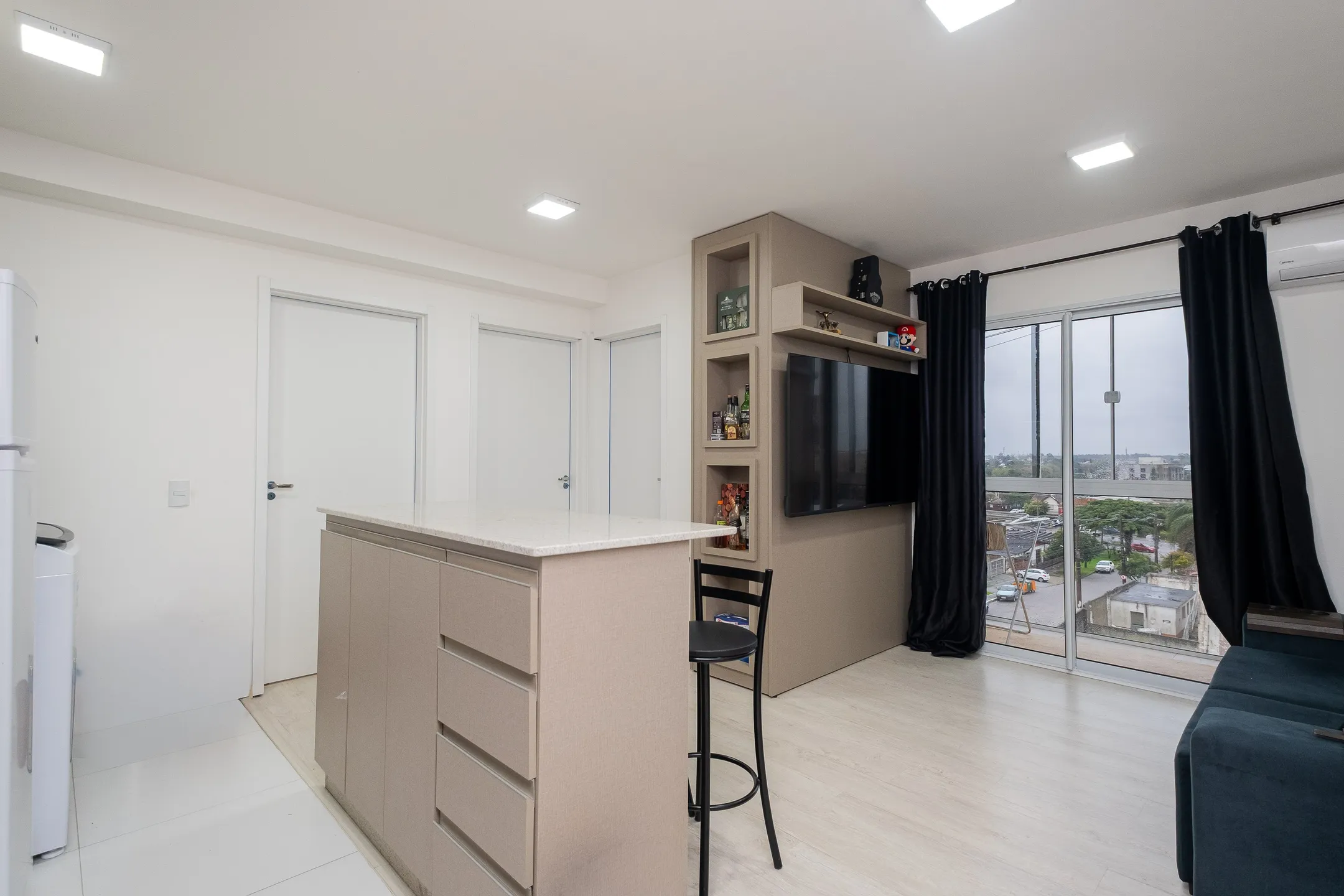 Apartamento à venda no Horizon, Três Vendas - 52 m², 2 quartos, 2 sacadas (uma com churrasqueira) e móveis planejados.