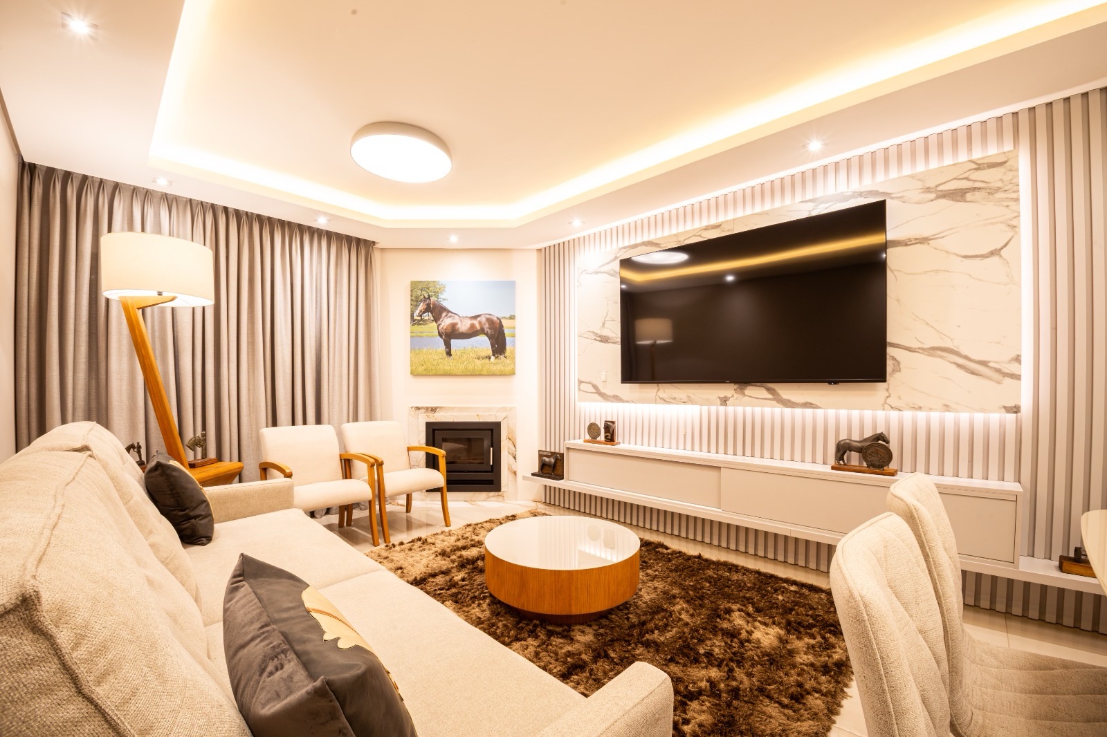 Apartamento mobiliado à venda no Santorini II, Três Vendas - 121 m², 3 quartos (sendo 1 suíte), lareira, sacada com sol da manhã e 2 vagas de garagem.