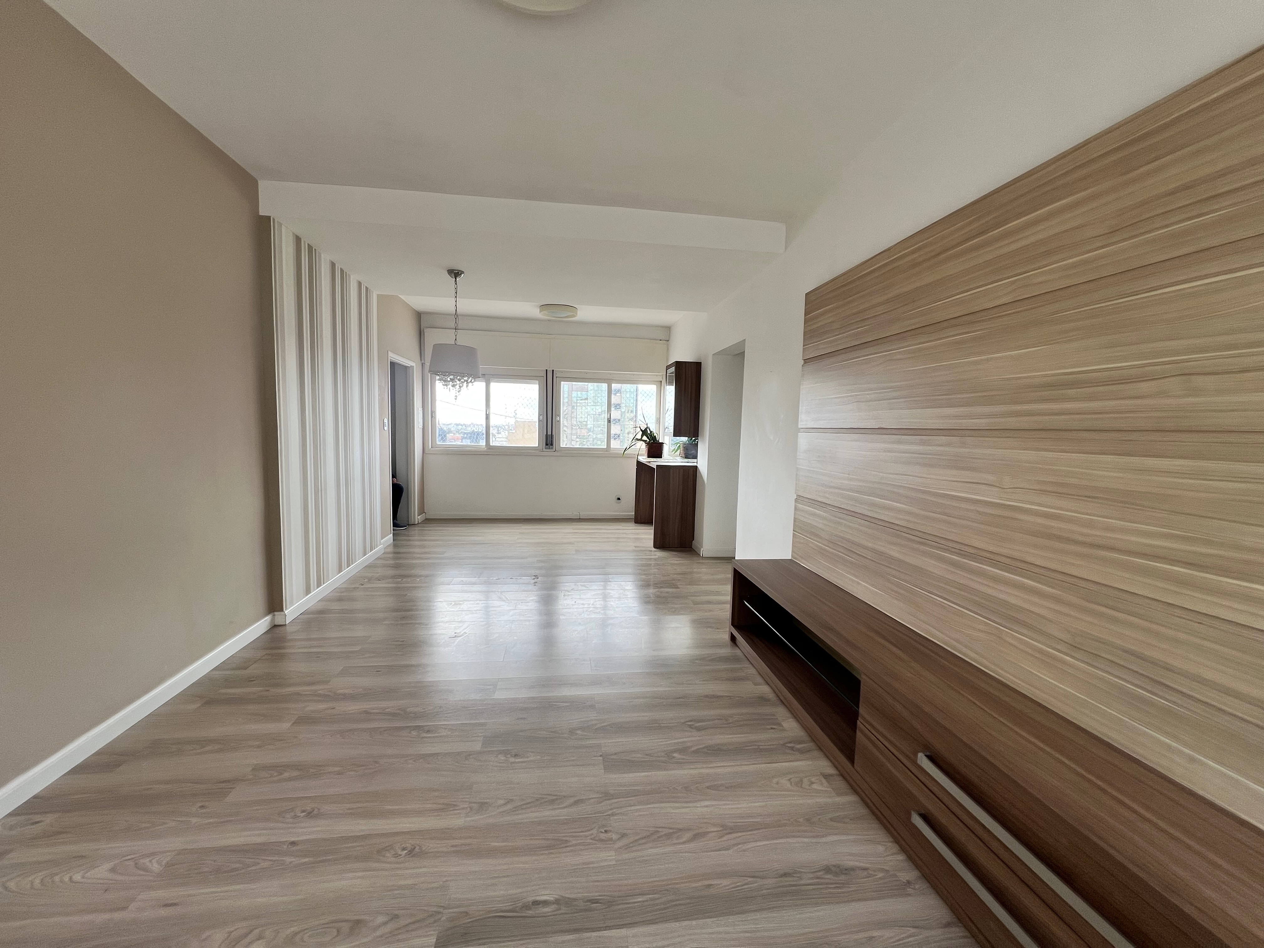 Apartamento semimobiliado à venda no Edifício Tiaraju, Centro - 127 m², 2 quartos, andar alto com face leste e 1 vaga.