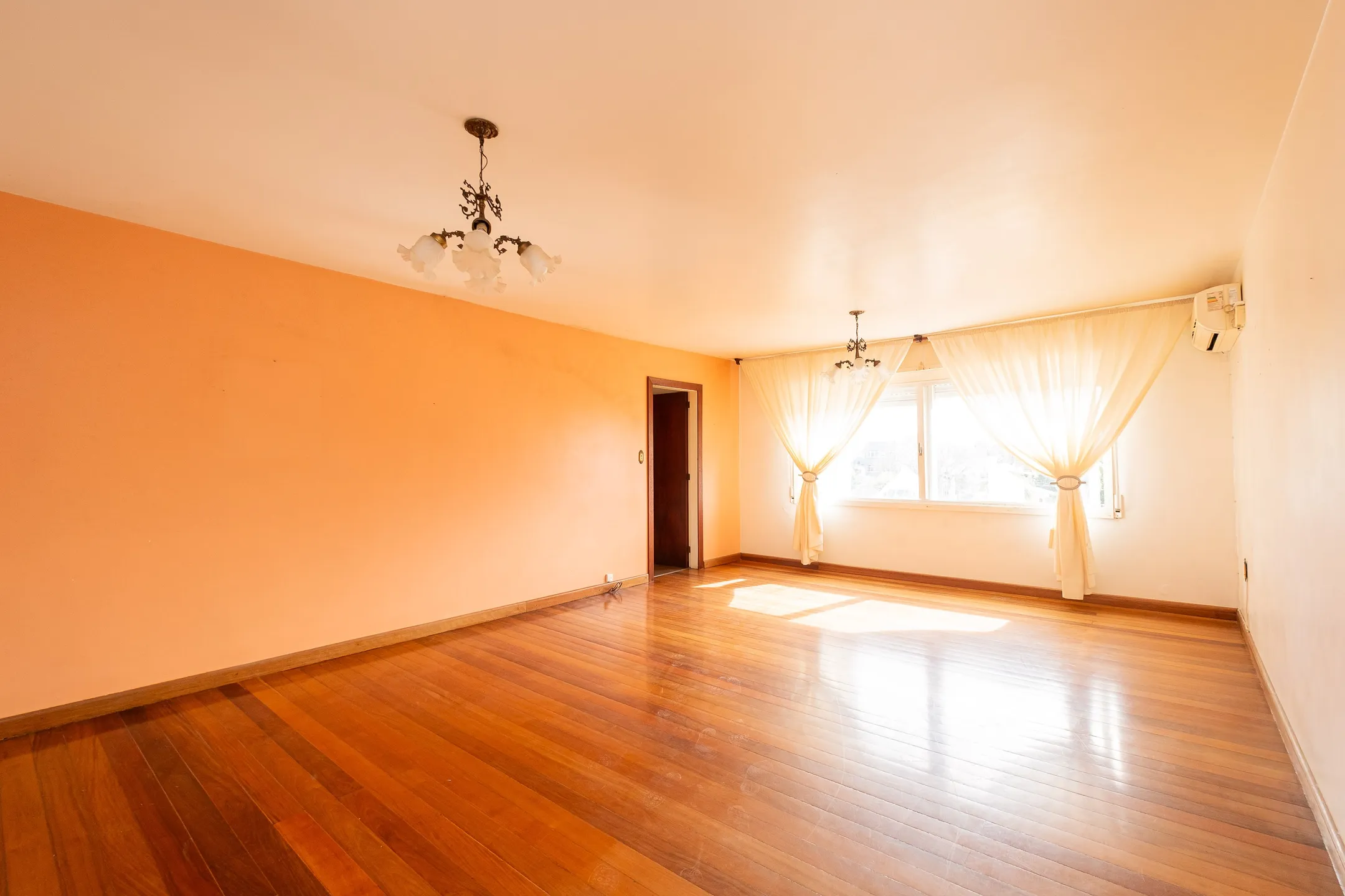 Apartamento à venda no Edifício Florença, Centro - 137m², 3 quartos (sendo 1 suíte), com garagem, elevador e próximo à Av. Bento Gonçalves.