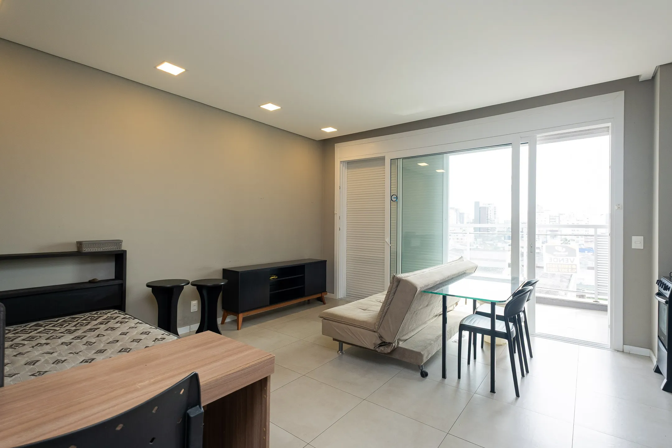 Apartamento mobiliado à venda no Studio Xavante, Centro - 43 m², 1 quarto, cozinha planejada e andar alto com face oeste.