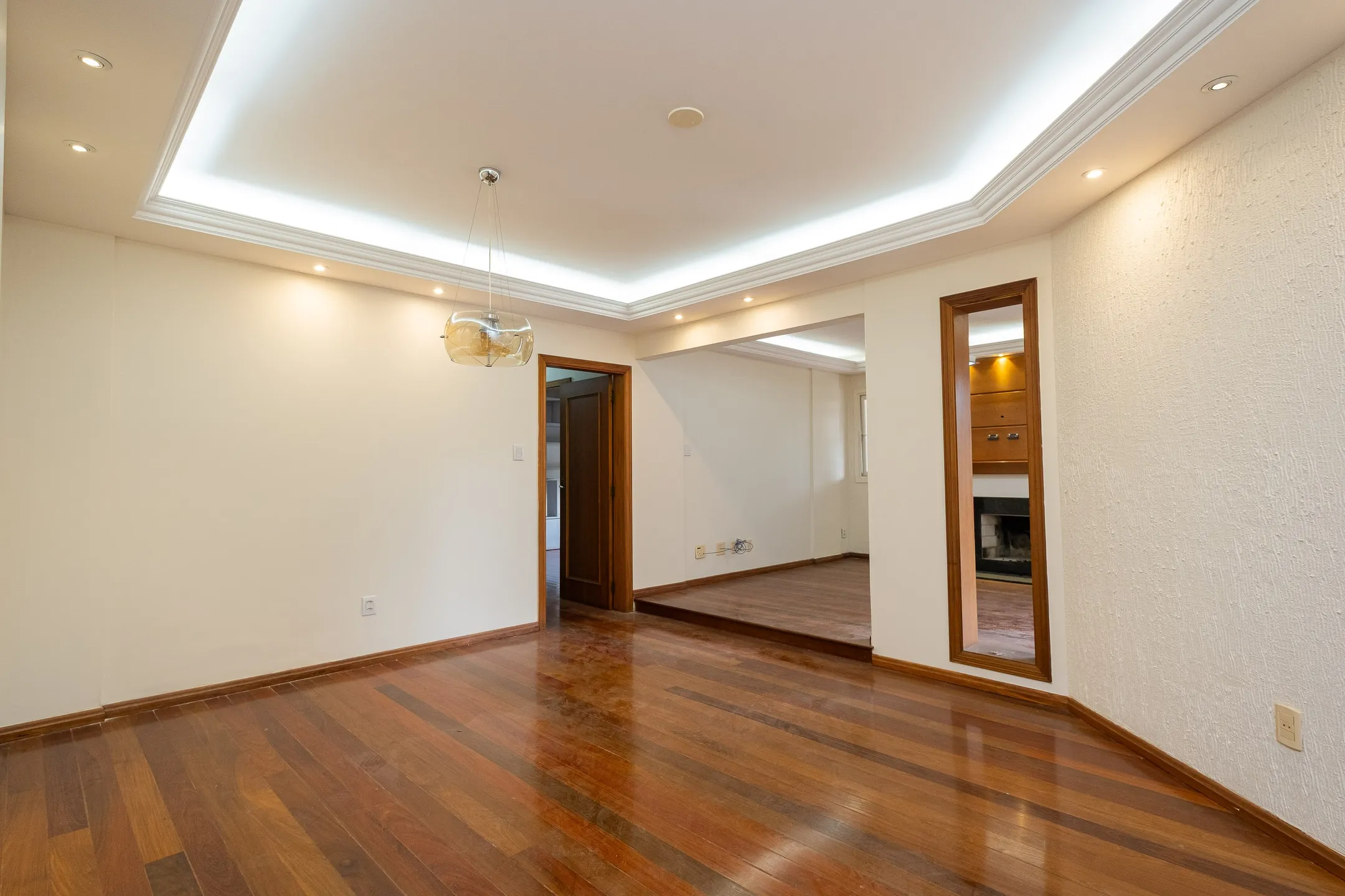Apartamento de alto padrão à venda no Residencial Livorno, Av. Dom Joaquim - 215 m², 3 quartos (sendo 1 suíte), sala com lareira e acabamentos impecáveis.