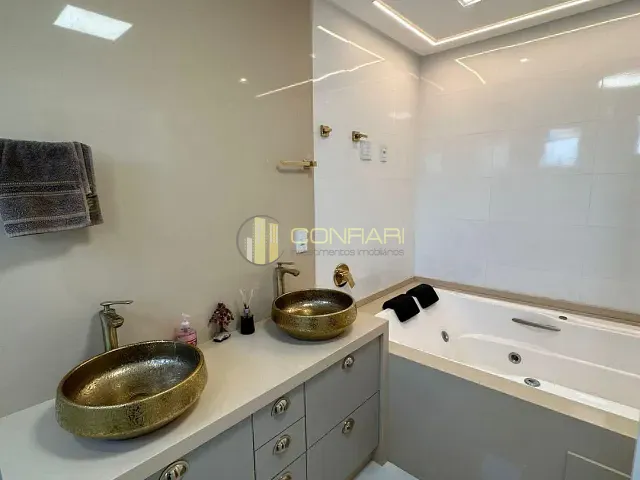 Apartamento 4 quartos e 5 banheiros, à venda, no bairro meia praia em Itapema
