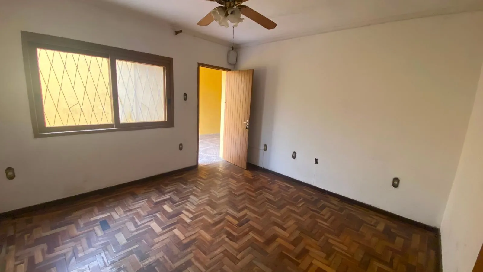 Apartamento térreo à venda na Colina do Sol, Pelotas - 118 m², 3 quartos, lareira, pátio com churrasqueira e até 4 vagas.