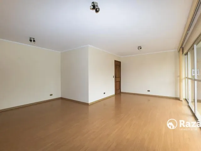 Apartamento 3 quartos e 2 banheiros, para alugar, no bairro Centro em Curitiba