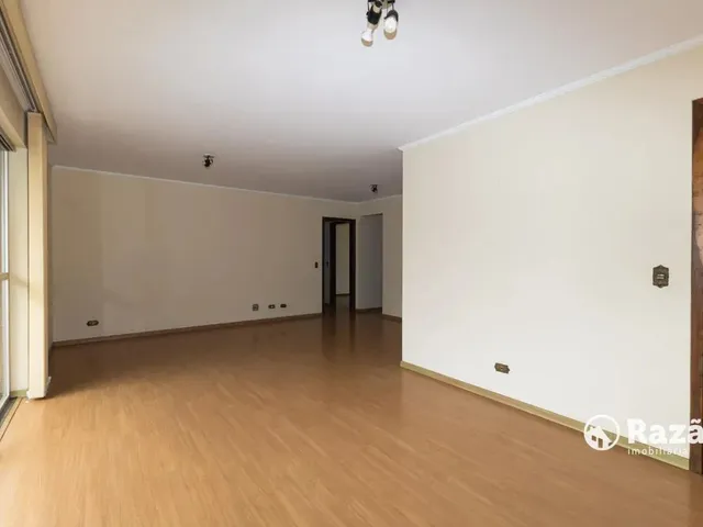 Apartamento 3 quartos e 2 banheiros, para alugar, no bairro Centro em Curitiba