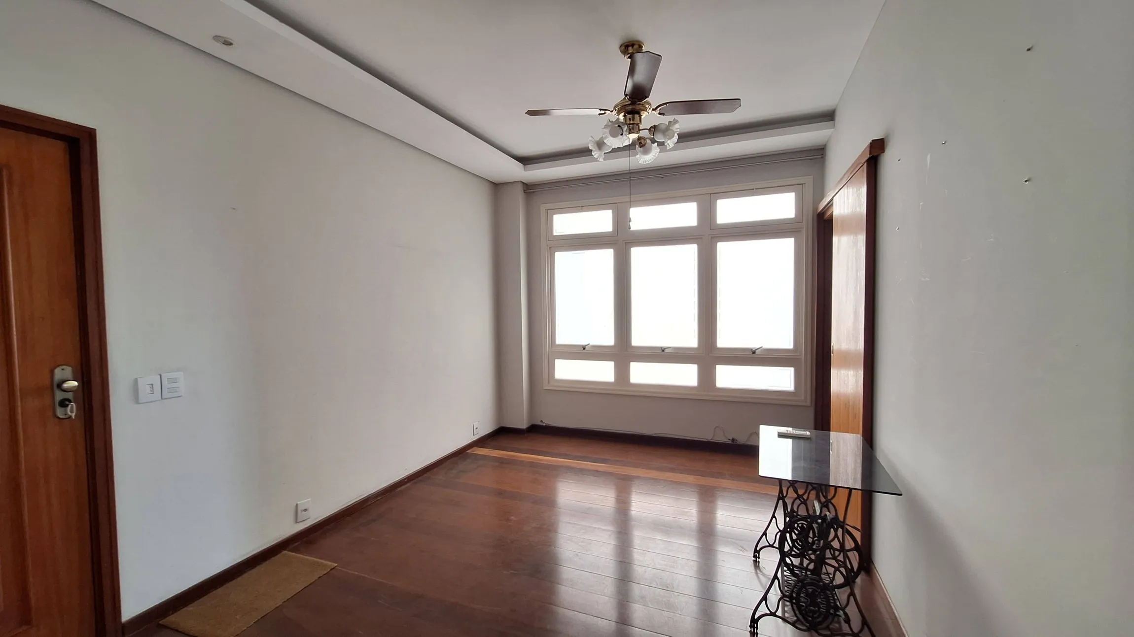 Apartamento à venda no Ed. Ferreira Diniz, Centro - 102 m², 2 quartos (sendo 1 suíte), andar alto com face norte e vaga.