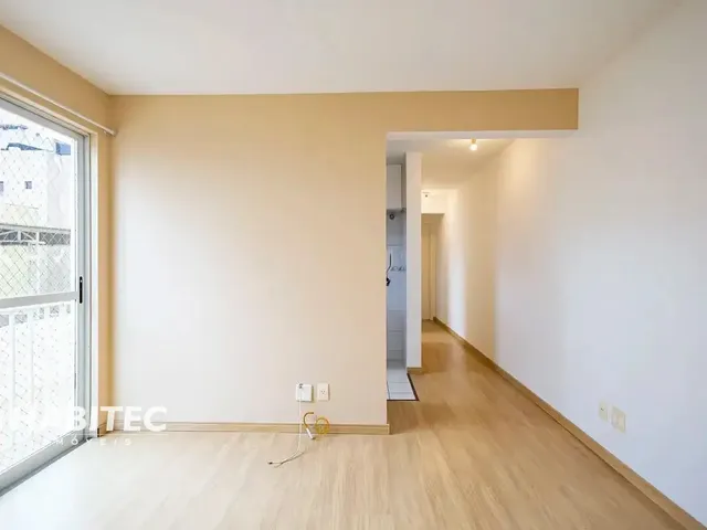 Apartamento 2 quartos e 1 banheiro, para alugar, no bairro Água Verde em Curitiba