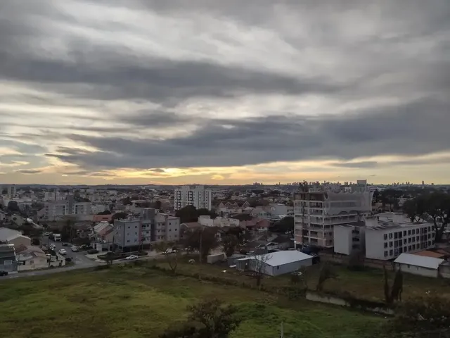 Apartamento 2 quartos e 1 banheiro, para alugar, no bairro Novo Mundo em Curitiba