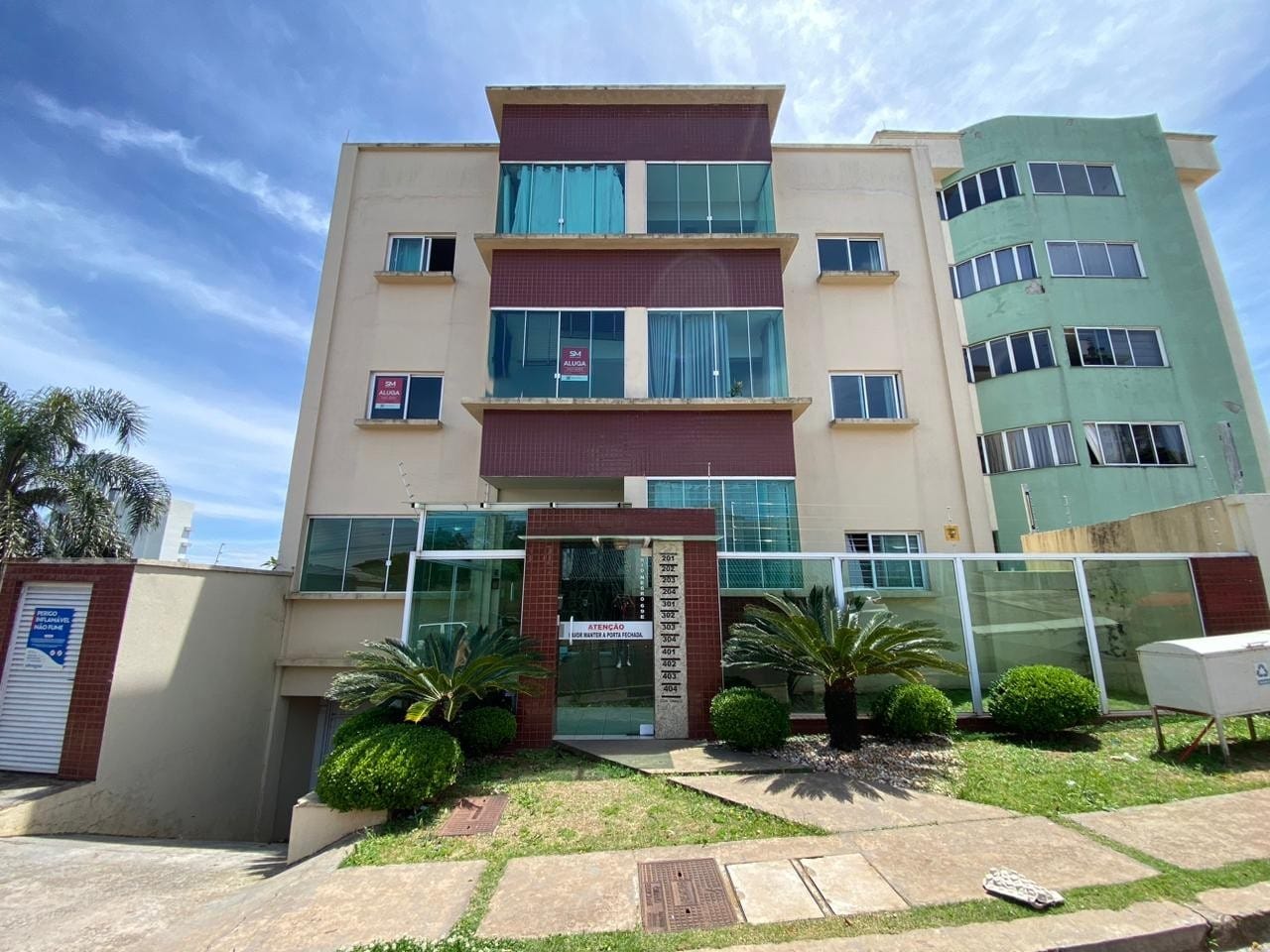 Apartamento para alugar com 2 dormitórios, 2 banheiros, 1 vaga de garagem e 75m² de área privativa no bairro Universitário
