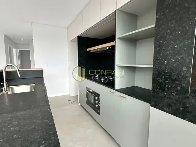 Apartamento 3 quartos e 5 banheiros, para alugar, no bairro meia praia em Itapema