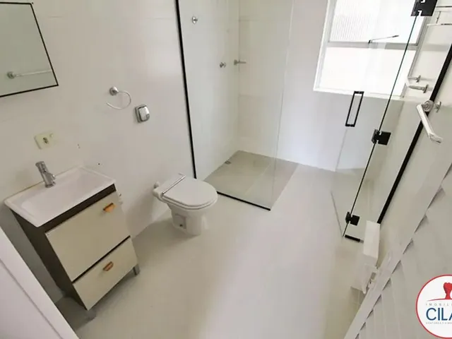 Apartamento 3 quartos e 2 banheiros, para alugar, no bairro Centro em Curitiba