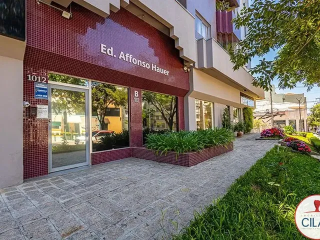 Apartamento 3 quartos e 2 banheiros, para alugar, no bairro Centro em Curitiba