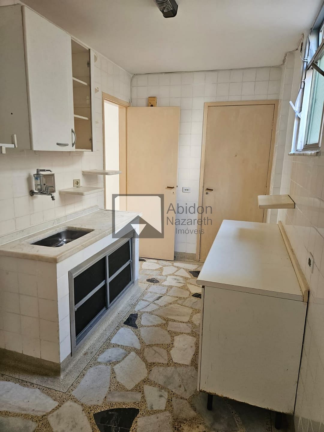 Apartamento à venda com 2 quartos, 70m² - Foto 3