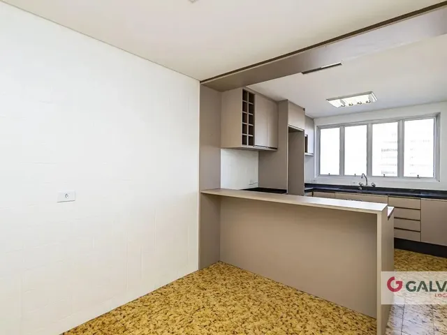 Apartamento 3 quartos e 3 banheiros, para alugar, no bairro Centro em Curitiba