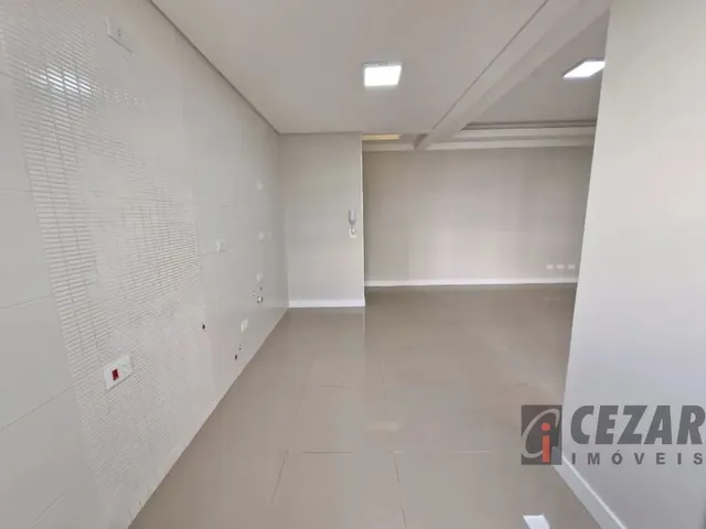 Apartamento 2 quartos e 2 banheiros, para alugar, no bairro Uberaba em Curitiba