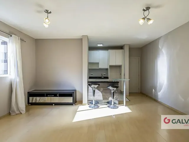 Apartamento 2 quartos e 1 banheiro, para alugar, no bairro Centro em Curitiba