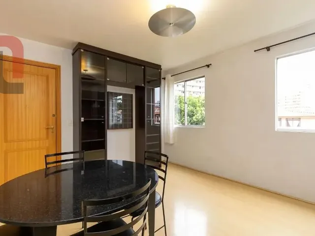 Apartamento 2 quartos e 2 banheiros, para alugar, no bairro Centro Cívico em Curitiba