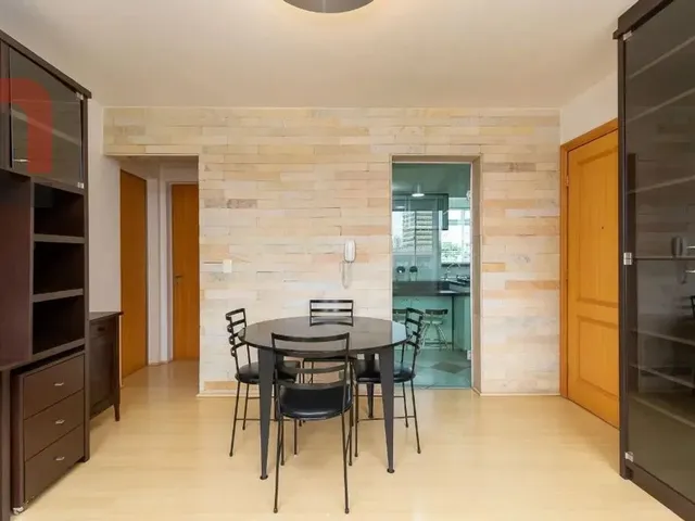 Apartamento 2 quartos e 2 banheiros, para alugar, no bairro Centro Cívico em Curitiba