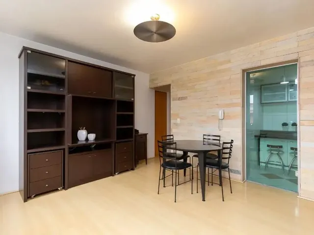 Apartamento 2 quartos e 2 banheiros, para alugar, no bairro Centro Cívico em Curitiba
