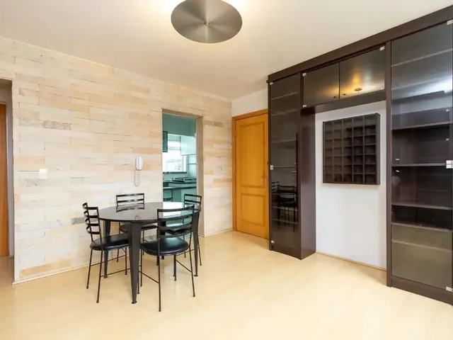 Apartamento 2 quartos e 2 banheiros, para alugar, no bairro Centro Cívico em Curitiba