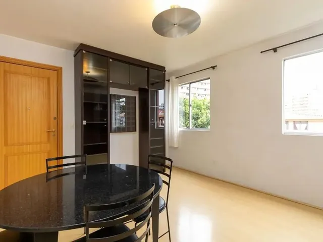 Apartamento 2 quartos e 2 banheiros, para alugar, no bairro Centro Cívico em Curitiba